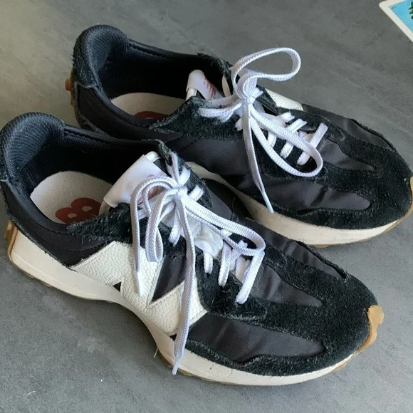 New Balance 327 size 7 1/2 sneakers - Picture 2 of 9